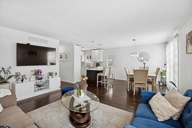 7704 Knotty Pine Court, Woodridge, IL 60517