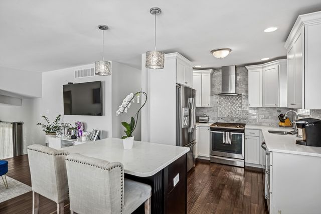 7704 Knotty Pine Court, Woodridge, IL 60517