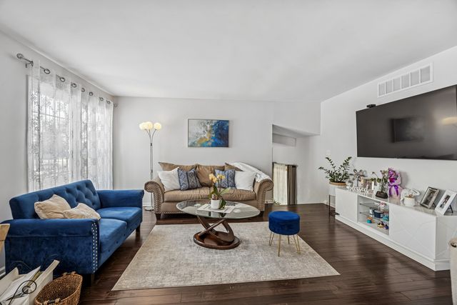 7704 Knotty Pine Court, Woodridge, IL 60517