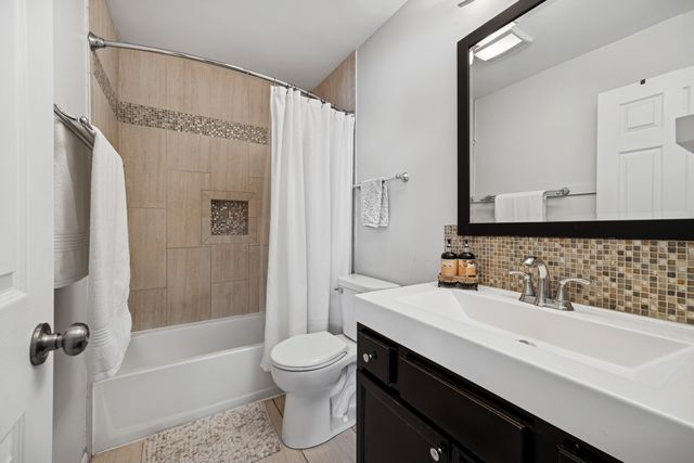 7704 Knotty Pine Court, Woodridge, IL 60517