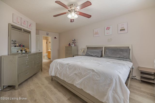 3916 Mimosa View Dr, Louisville, KY 40299