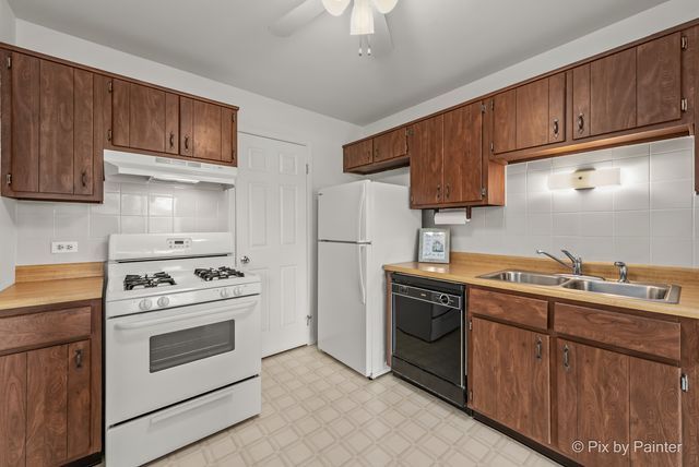 265 Buckingham Court C2, Schaumburg, IL 60193