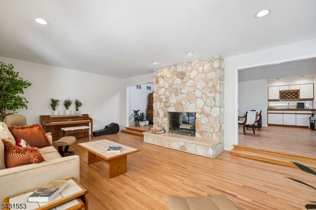 15 Manchester Ct, Morris Twp., NJ 07960