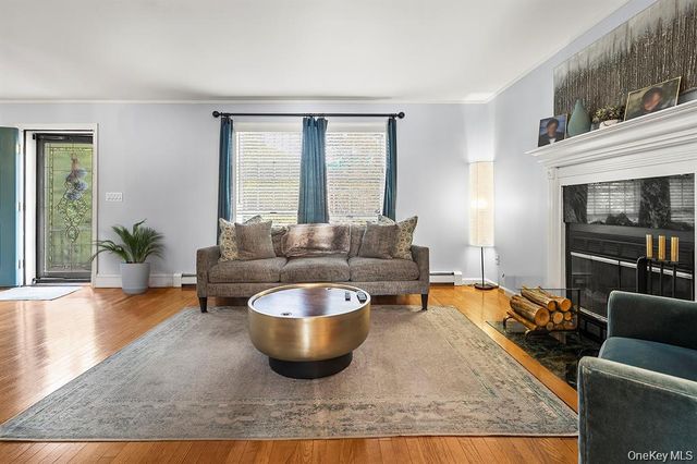 16 Stoneham Place, White Plains, NY 10607