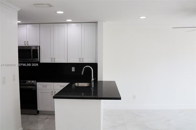 2550 W 67th Pl 22-32, Hialeah, FL 33016