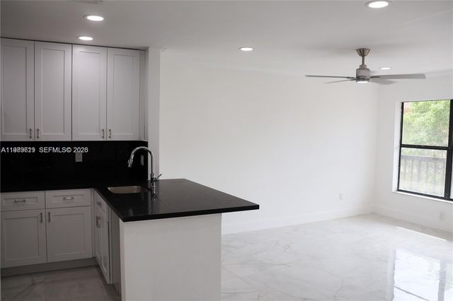 2550 W 67th Pl 22-32, Hialeah, FL 33016