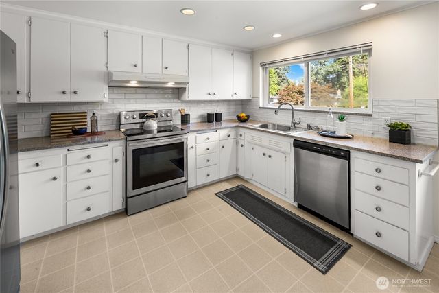 18930 66th Place W, Lynnwood, WA 98036