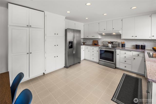 18930 66th Place W, Lynnwood, WA 98036