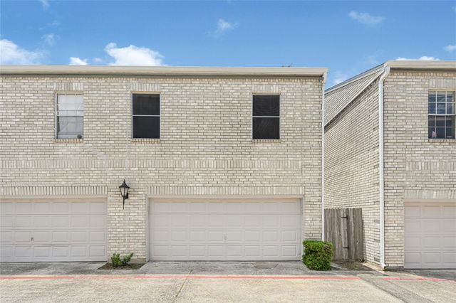 17487 Red Oak Drive 7487, Houston, TX 77090