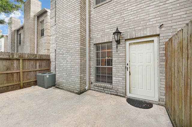 17487 Red Oak Drive 7487, Houston, TX 77090