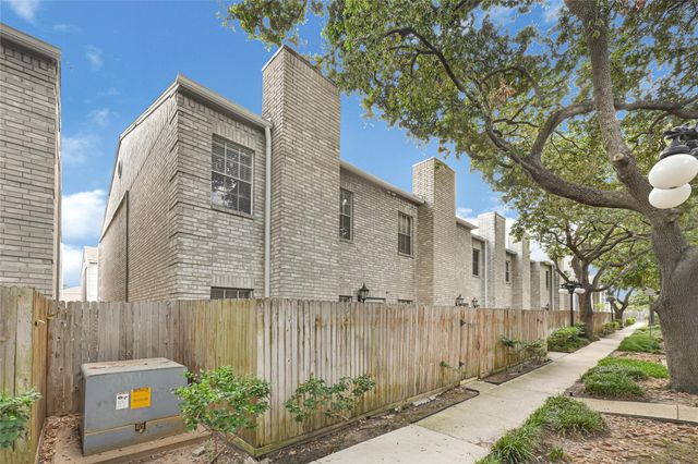 17487 Red Oak Drive 7487, Houston, TX 77090