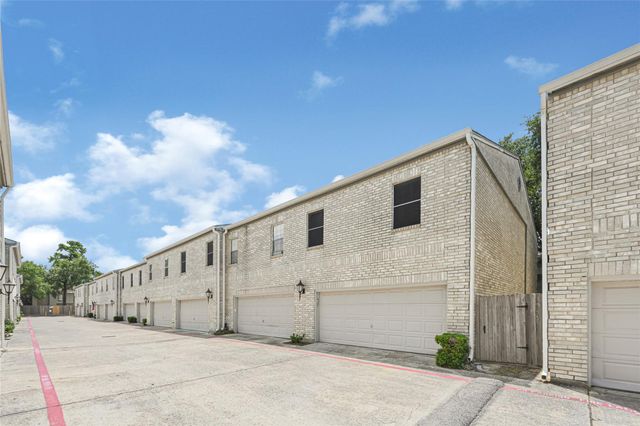 17487 Red Oak Drive 7487, Houston, TX 77090