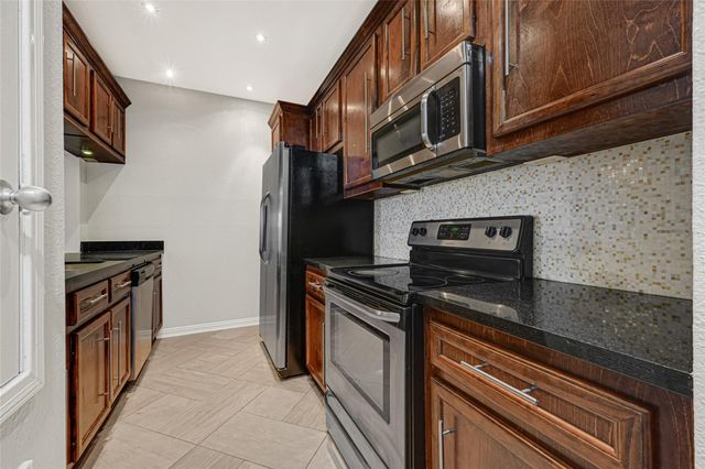 17487 Red Oak Drive 7487, Houston, TX 77090