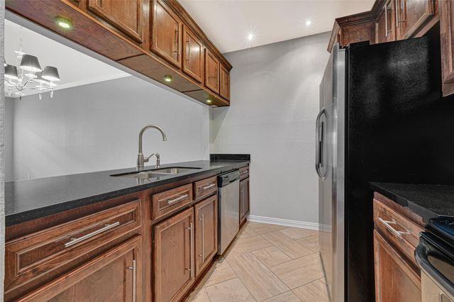17487 Red Oak Drive 7487, Houston, TX 77090