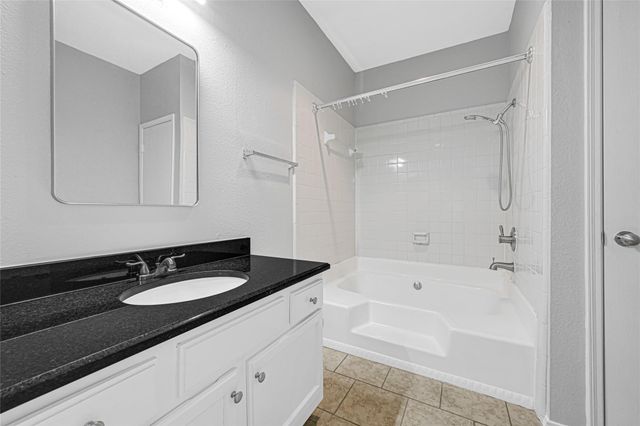17487 Red Oak Drive 7487, Houston, TX 77090