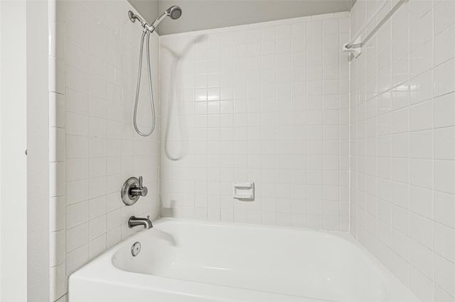 17487 Red Oak Drive 7487, Houston, TX 77090