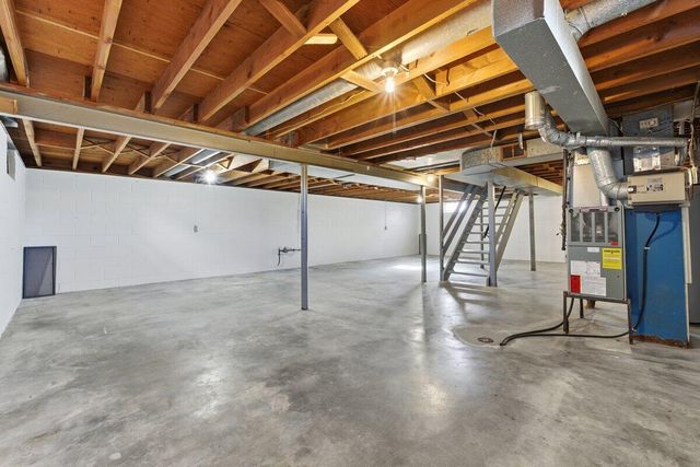 4326 N 15TH Street, Carter Lake, IA 51510