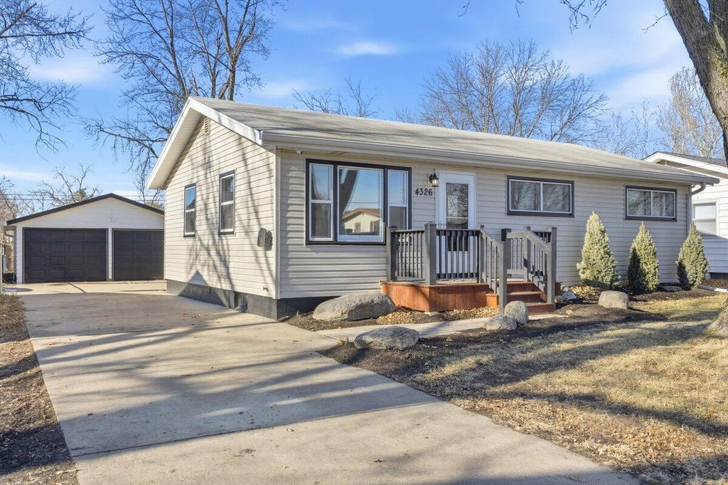 4326 N 15TH Street, Carter Lake, IA 51510