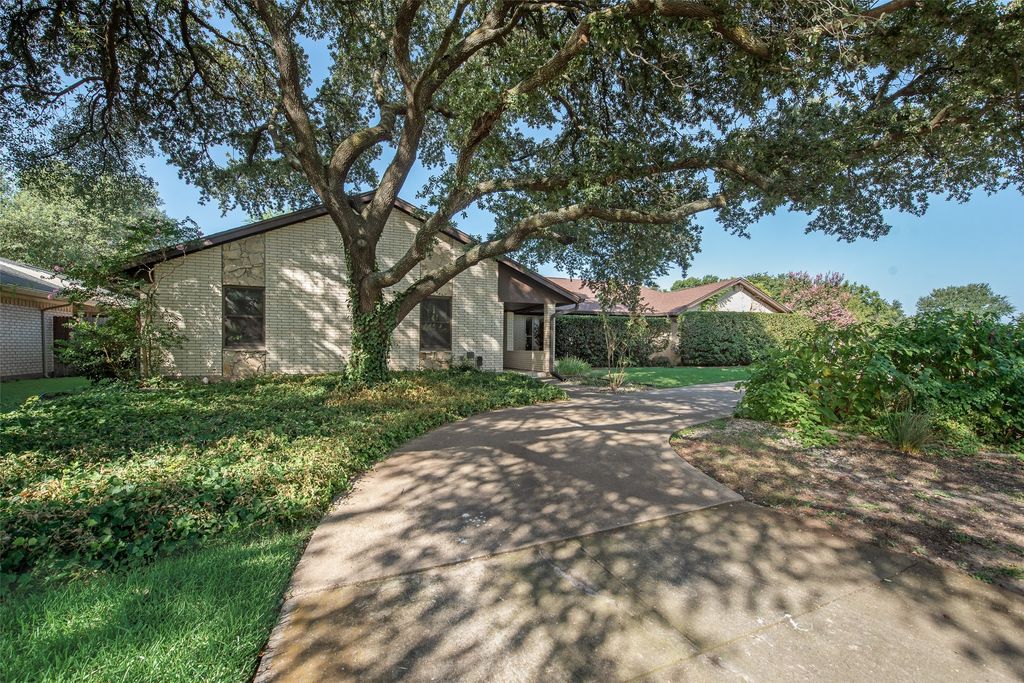 4345 Willow Way Road, Fort Worth, TX 76133