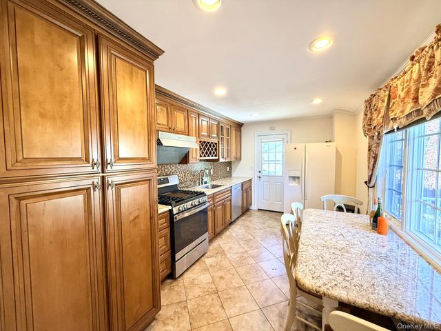 4 Longbow Lane, South Setauket, NY 11720