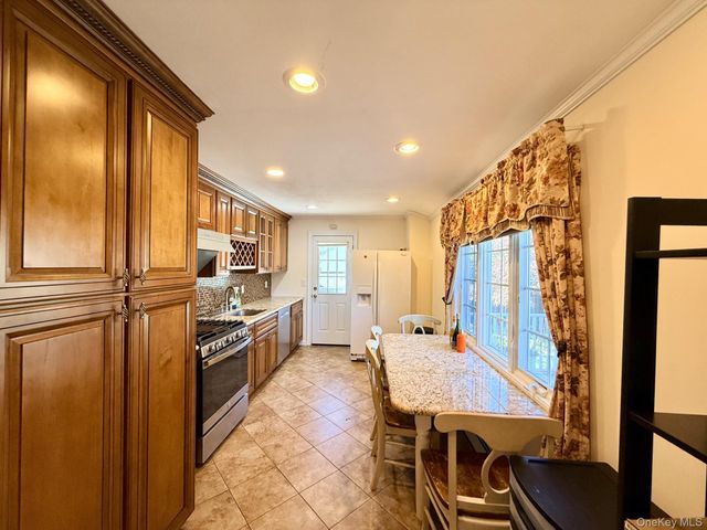 4 Longbow Lane, South Setauket, NY 11720