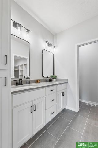 12359 Lake Vista Drive, Papillion, NE 68046