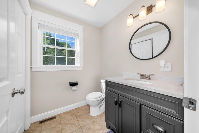 130 Concord Road, Lee, NH 03861