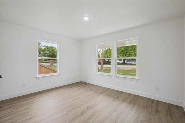 111 N Oak Street, Ector, TX 75439