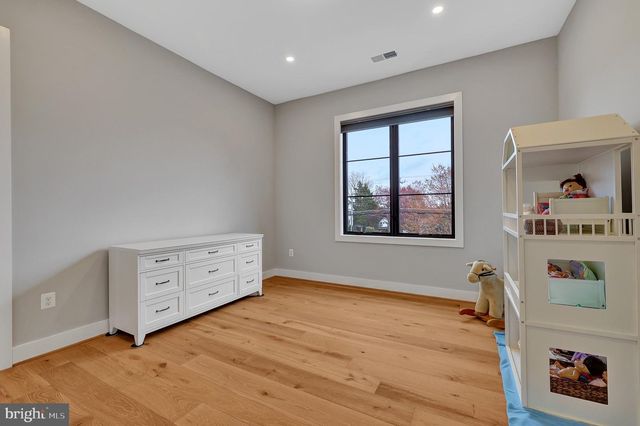 1100 BALLS HILL RD, Mclean, VA 22101