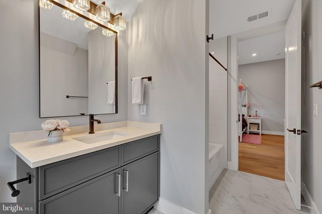 1100 BALLS HILL RD, Mclean, VA 22101