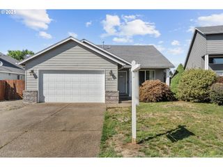 851 MEADOW Dr, Molalla, OR 97038