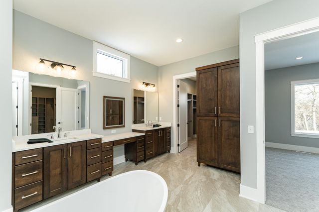 4868 Royal Oaks Circle SW, Rochester, MN 55902