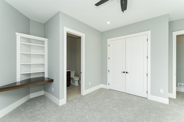 4868 Royal Oaks Circle SW, Rochester, MN 55902