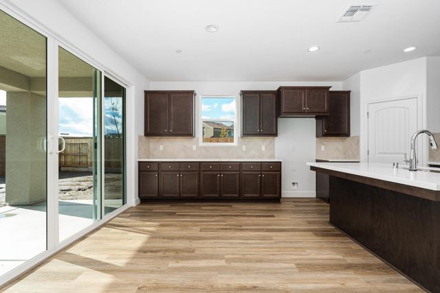 1146 Ponderosa Way W, Madera, CA 93636