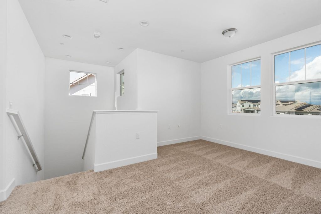 Image 12 of property listing at 1146 Ponderosa Way W, Madera, CA 93636