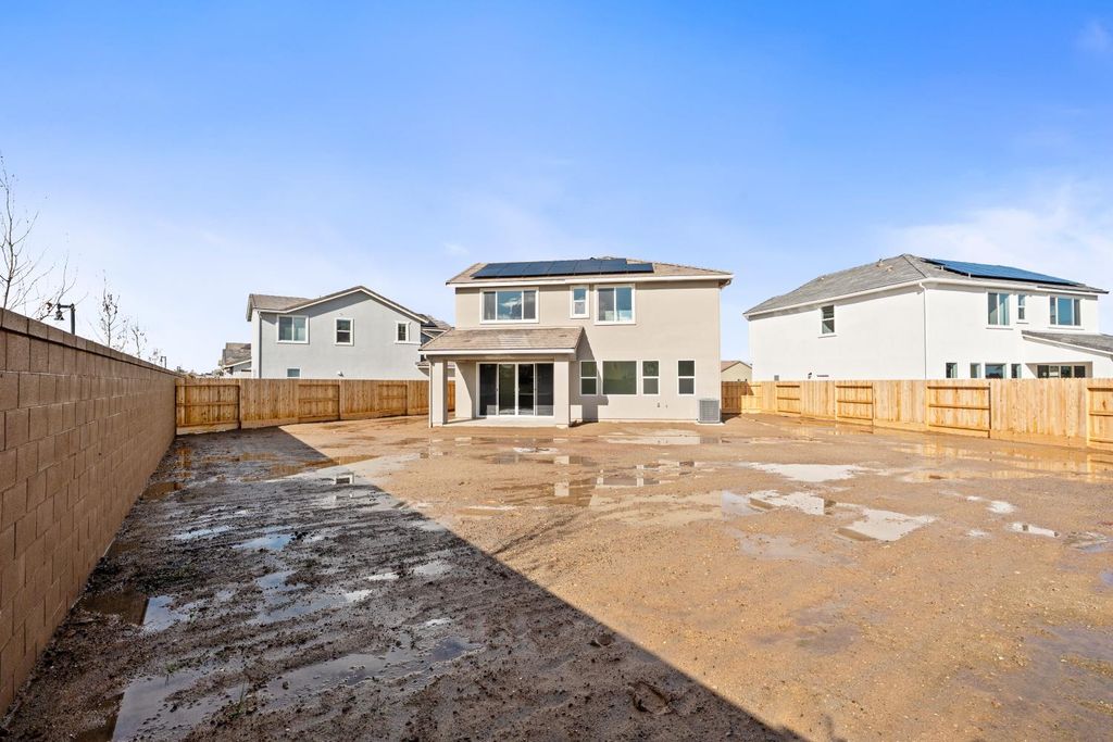 Image 2 of property listing at 1146 Ponderosa Way W, Madera, CA 93636