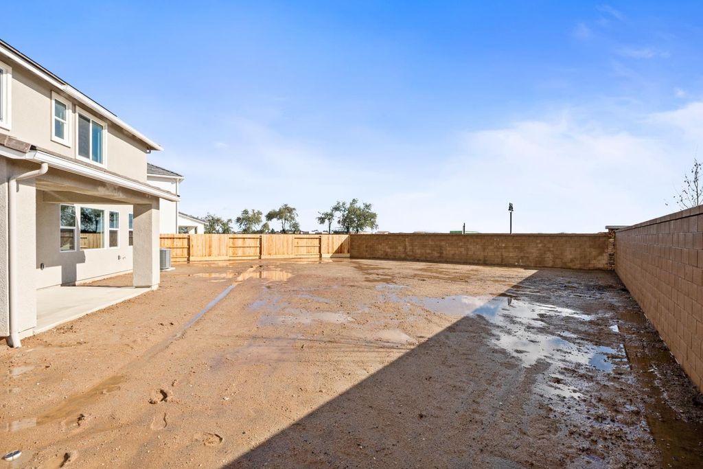 Image 3 of property listing at 1146 Ponderosa Way W, Madera, CA 93636