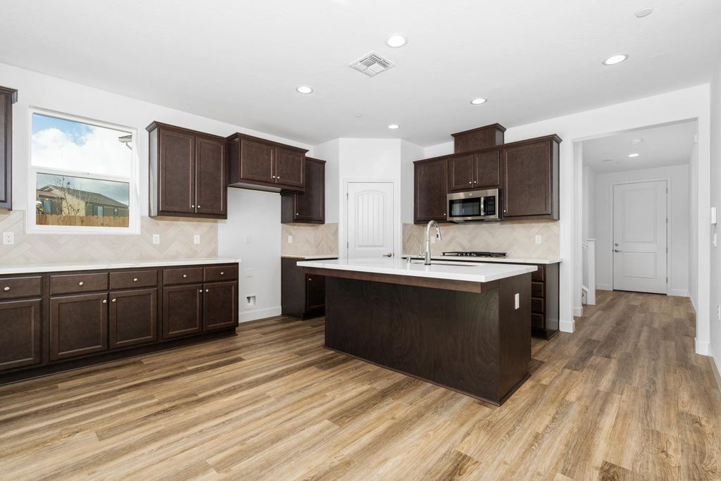 Image 5 of property listing at 1146 Ponderosa Way W, Madera, CA 93636