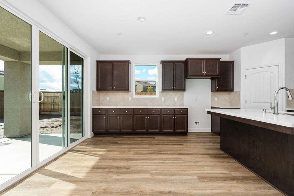 Image 6 of property listing at 1146 Ponderosa Way W, Madera, CA 93636