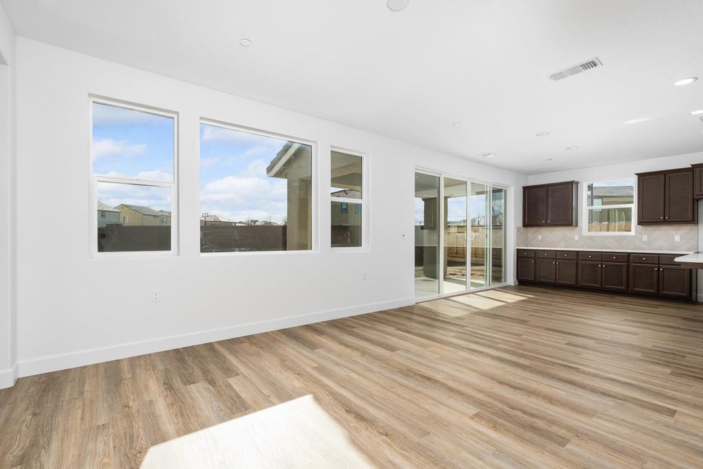 Image 7 of property listing at 1146 Ponderosa Way W, Madera, CA 93636