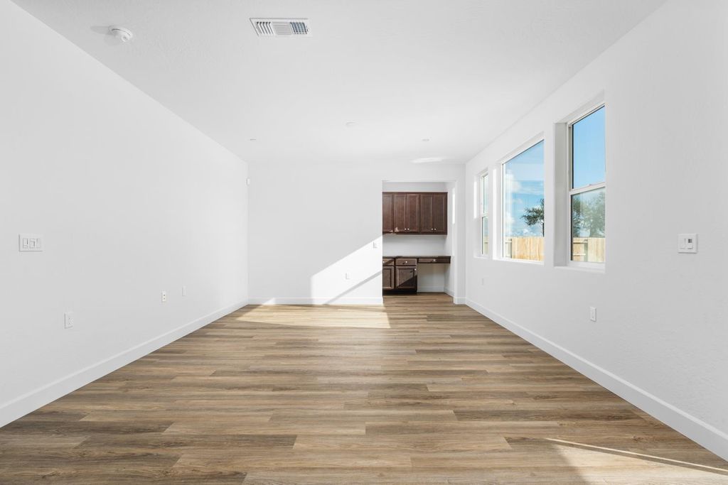 Image 9 of property listing at 1146 Ponderosa Way W, Madera, CA 93636