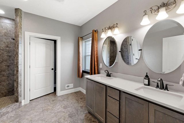 1360 Foxwood PASS, Oconomowoc, WI 53066
