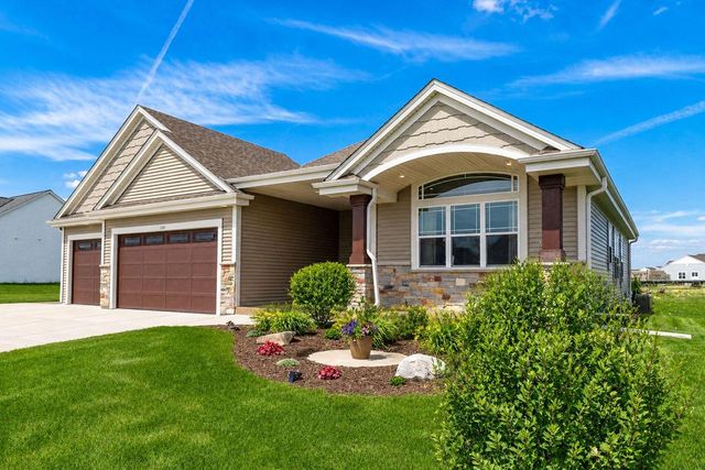 1360 Foxwood PASS, Oconomowoc, WI 53066