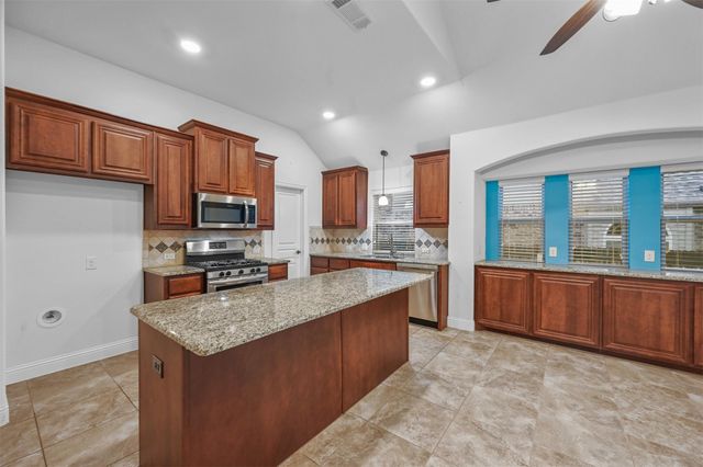 905 Foxtail Drive, Mansfield, TX 76063