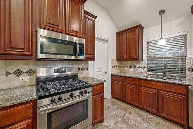 905 Foxtail Drive, Mansfield, TX 76063