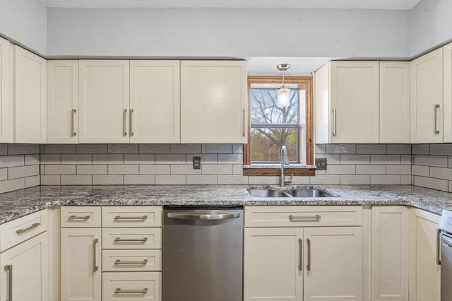 4040 W Woodshill Court, Springfield, MO 65802