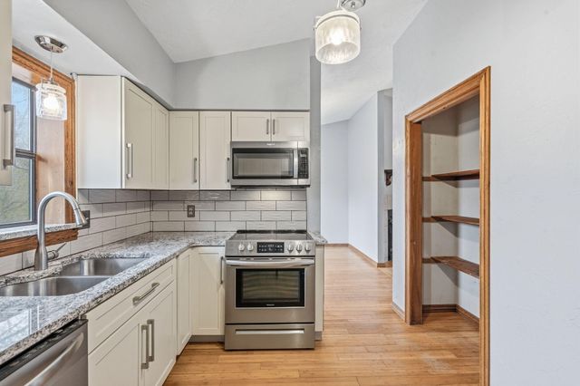 4040 W Woodshill Court, Springfield, MO 65802