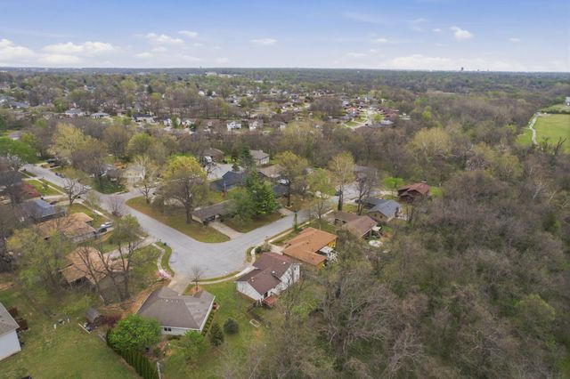 4040 W Woodshill Court, Springfield, MO 65802