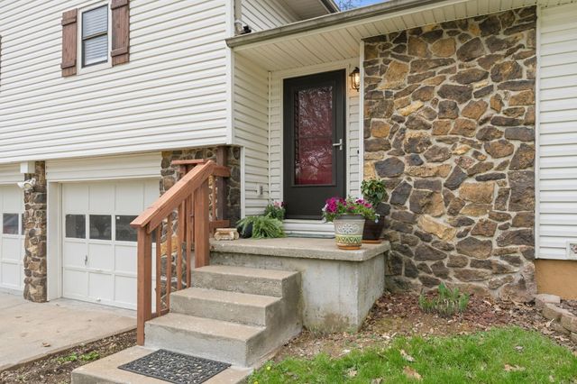 4040 W Woodshill Court, Springfield, MO 65802