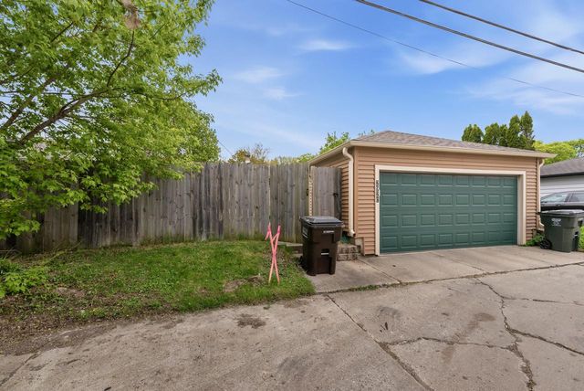 2920 Cudahy AVENUE, Saint Francis, WI 53235